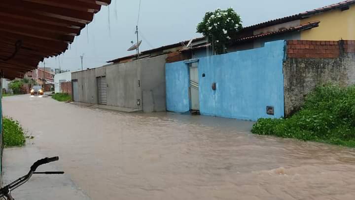 Ruas de Barras alagadas devido à forte chuva